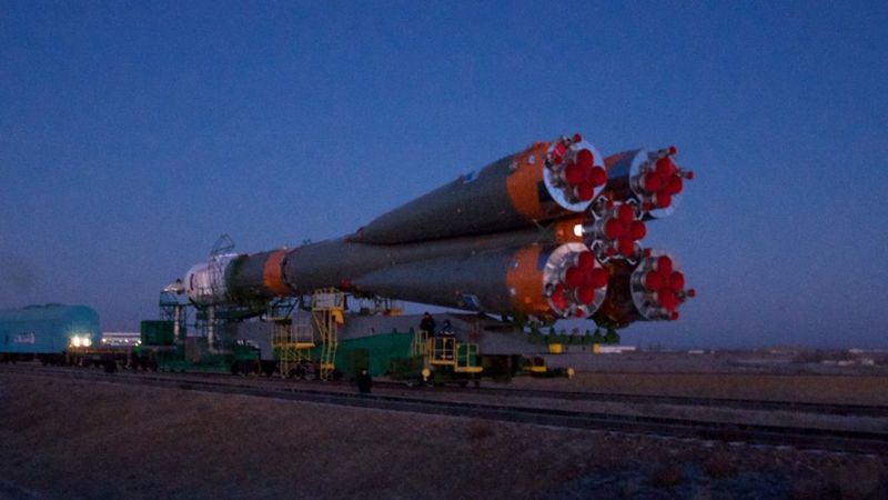 Tim Peake: Rocket rolled to launch pad - BBC News