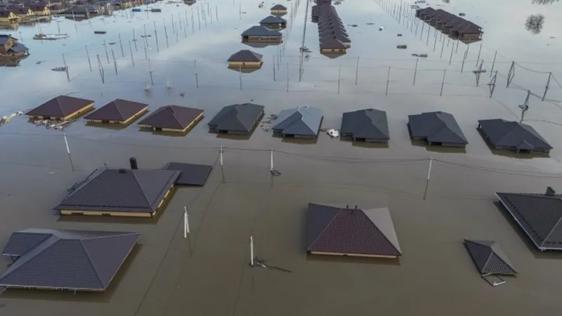 Russia Kazakhstan floods: High water levels swamp Orenburg houses