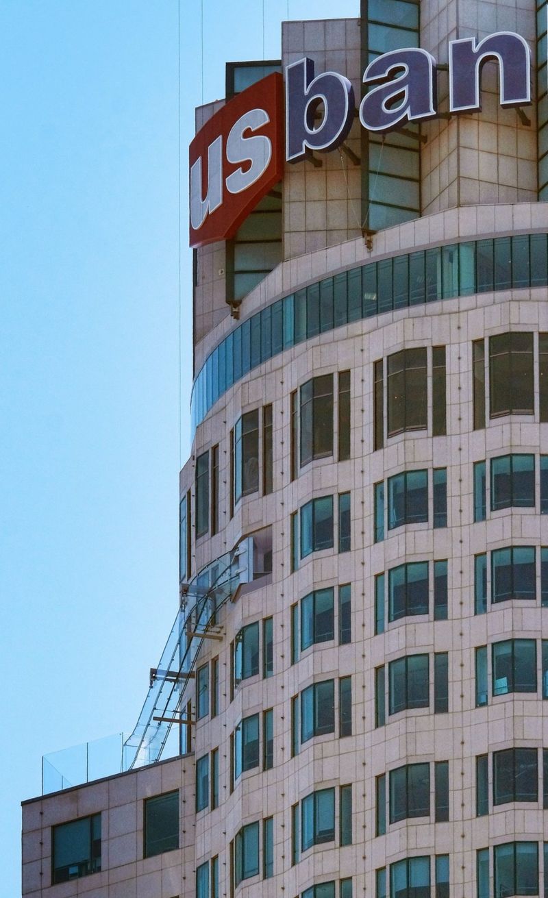 Los Angeles glass slide opens 1,000ft up skyscraper - BBC News