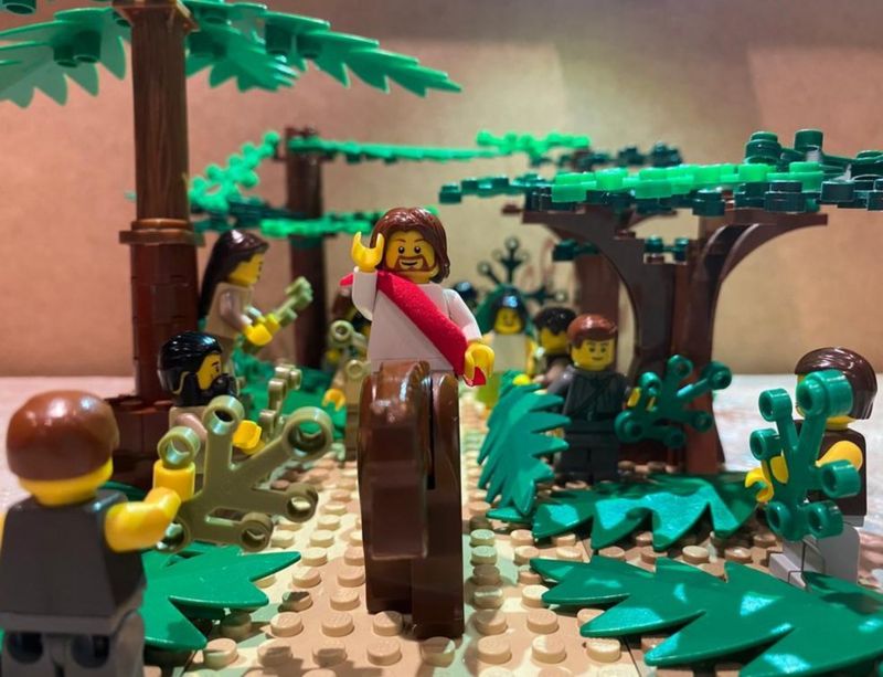 Coronavirus: Lego used to recreate Holy Week scenes - BBC News