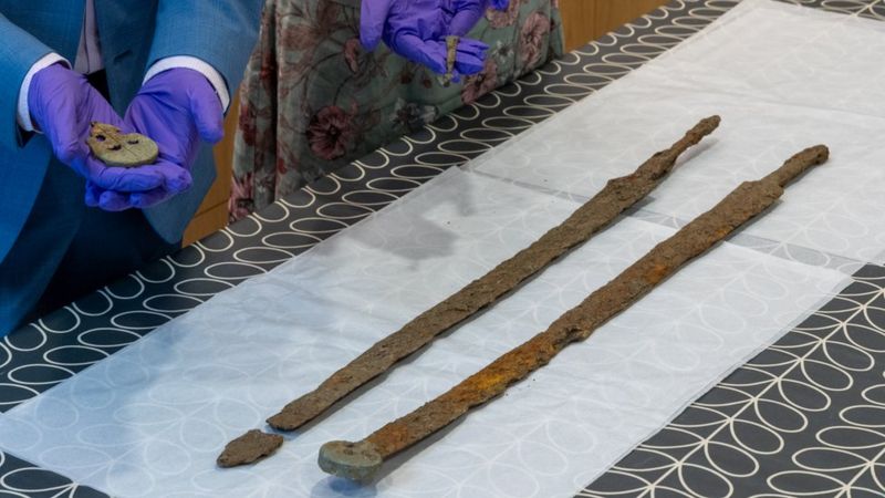 Cotswold metal detectorist discovers Roman swords - BBC News