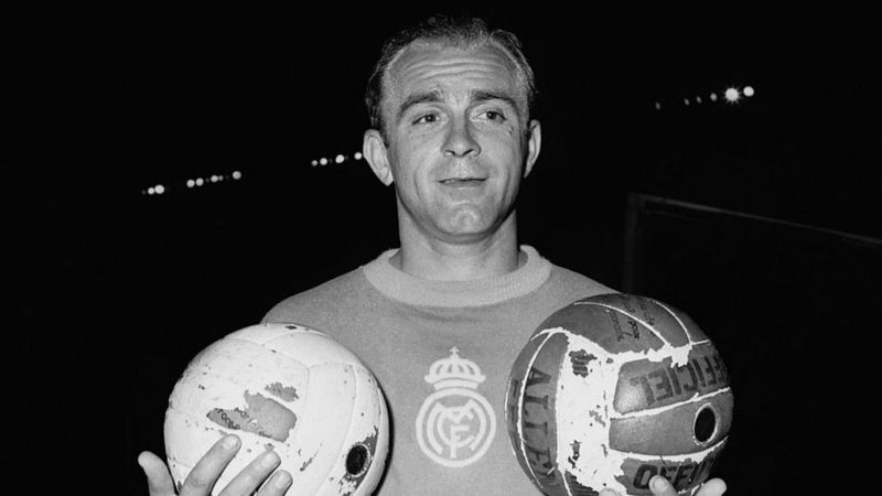 Alfredo Di Stéfano, um dos maiores jogadores de futebol da história, em foto de 1956