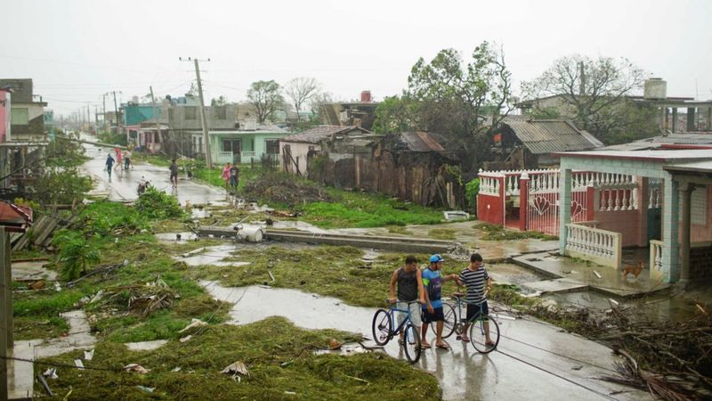 Destrucción a lo largo de una calle de Caibarién.