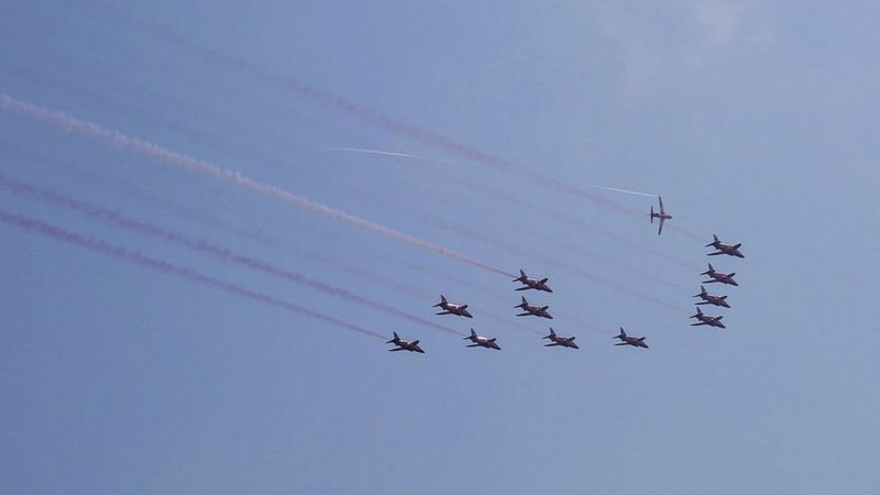 Red Arrows touch down in China on world tour - BBC News