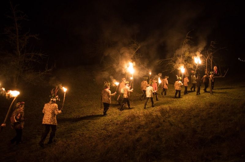 In pictures: Here we come a-wassailing - BBC News