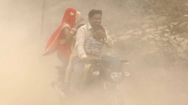 Família indiana em moto