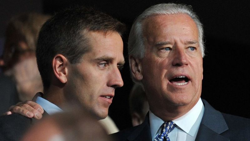 Joe Biden kehilangan putranya Beau (kiri) karena kanker pada tahun 2015.