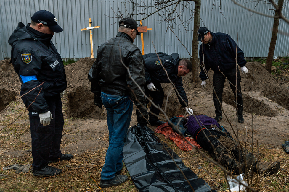 Collecting the dead in Bucha - BBC News