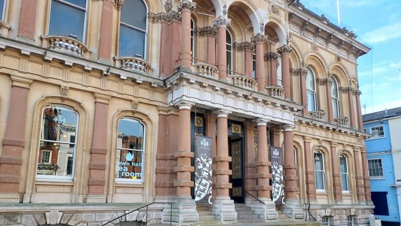 Ipswich weddings switched to town hall venue - BBC News