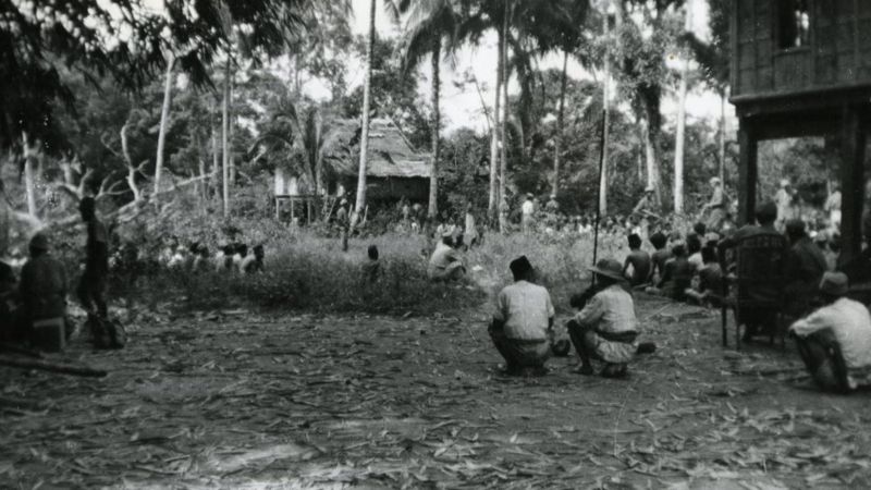 Eksekusi yang dilakukan tentara pimpinan Westerling di sebuah kampung di Sulawesi Selatan.