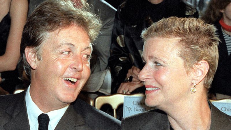 Sir Paul donates Linda McCartney photographs to V&A - BBC News