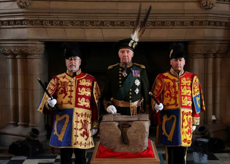 Stone of Destiny heads south for coronation BBC News