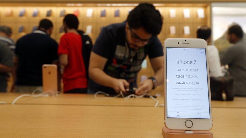 Angry Frenchman destroys iPhones at a Dijon Apple Store using a ...