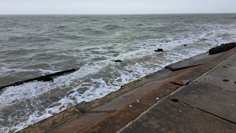 Bournemouth groyne wood repurposed into sea wall protection - BBC News