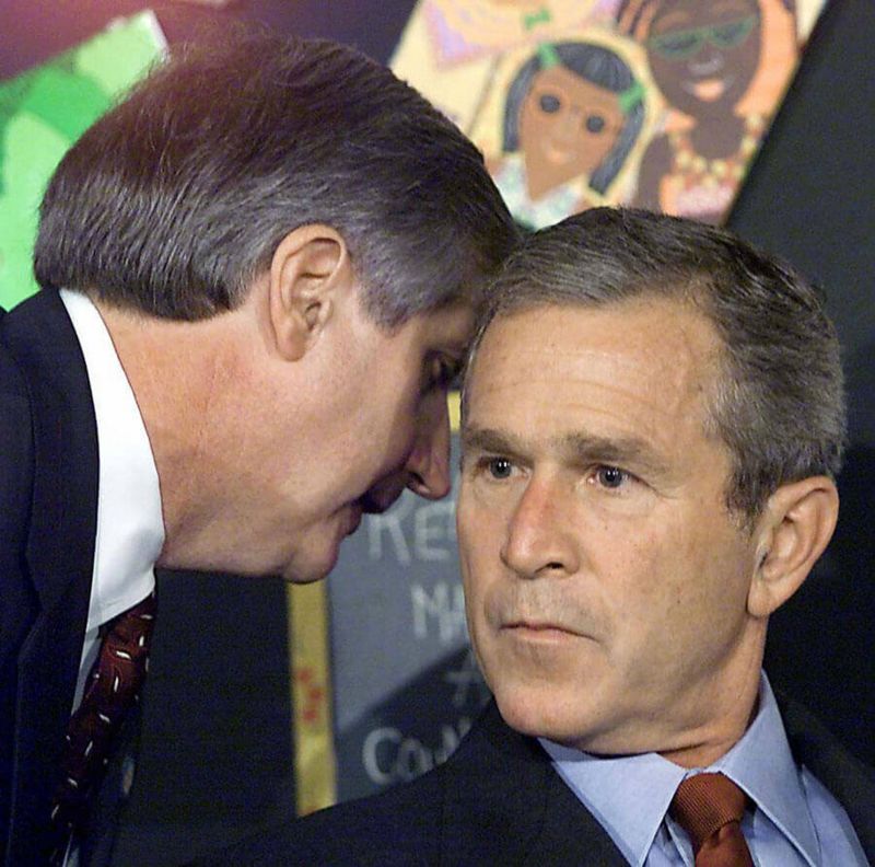 Andrew Card susurrandole al oído a George Bush la noticia sobre segundo ataque contra las Torres Gemelas