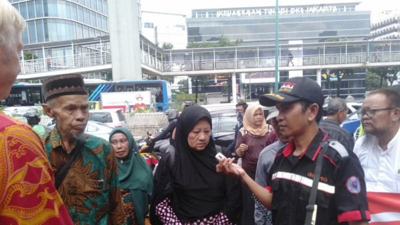 Abdul Halik dan keluarga korban pembantaian Westerling berdemonstrasi di depan Kedutaan Besar Belanda (06/03).