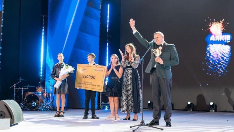Він переміг з-поміж трьох тисяч вчителів з усієї України