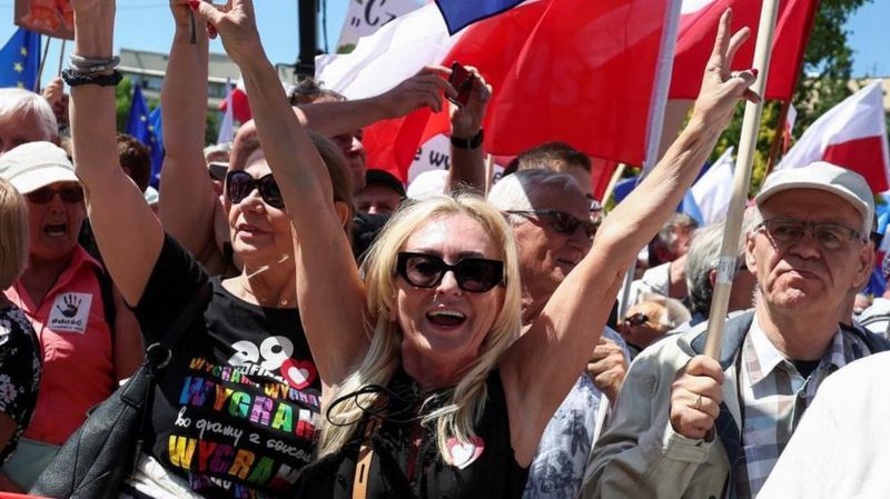 Poland: Thousands March In Warsaw For LGBT Rights Ahead Of Elections ...