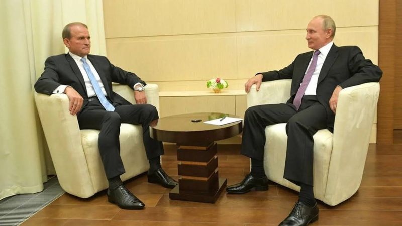 Віктор Медведчук є кумом Володимира Путіна. Час від часу він літає на зустрічі з ним до Росії