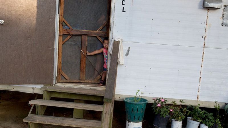 Un niño en una casa pobre en Estados Unidos.