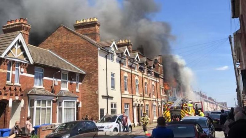 Kettering fire: Bed shop hit by 'massive' blaze - BBC News