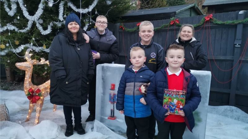 Eyres Monsell: Garden transformed into winter wonderland for family ...