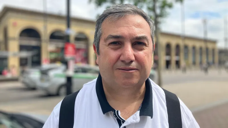 Un taxista escribe una novela inspirada en un pasajero.