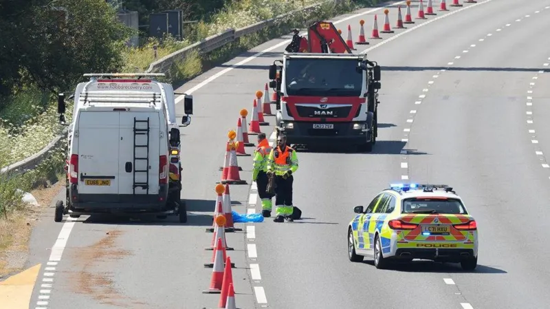 Detención tras la muerte de un trabajador de carreteras en la M23. Detención tras la muerte de un trabajador de carreteras en la M23.