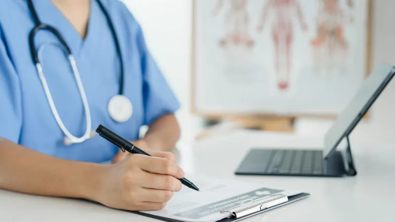 Los médicos de los hospitales irán a la huelga en disputa por sus salarios.