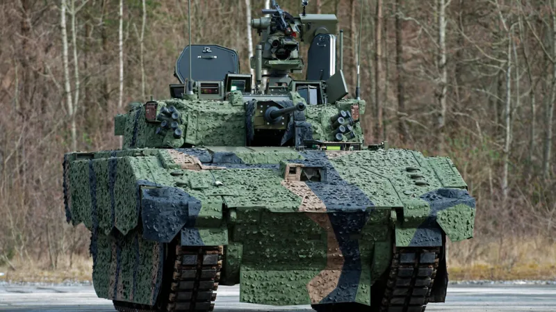 El ministro de Defensa se niega a dar un plazo para la entrega de los blindados Ajax con problemas