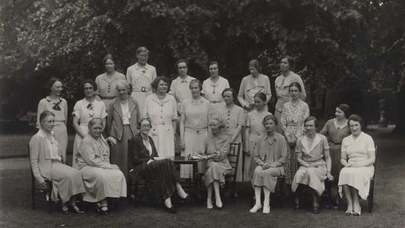 Honouring Cambridge's secret female Bletchley Park codebreakers - BBC News
