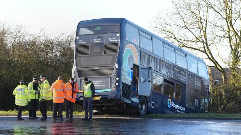 Un autobús escolar se estrella en una zanja tras una resbaladiza pista de hielo.