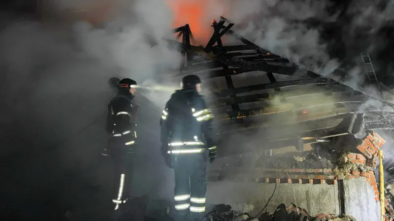 Ucrania afirma que cuatro personas, incluidos niños, mueren en ataques rusos cerca de Járkov