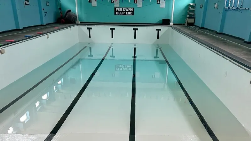 Un hombre colocó deliberadamente excremento humano en una piscina pública.