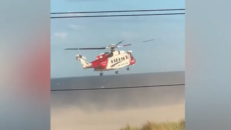 Un miembro de la tripulación que cayó por la borda fue rescatado del mar.