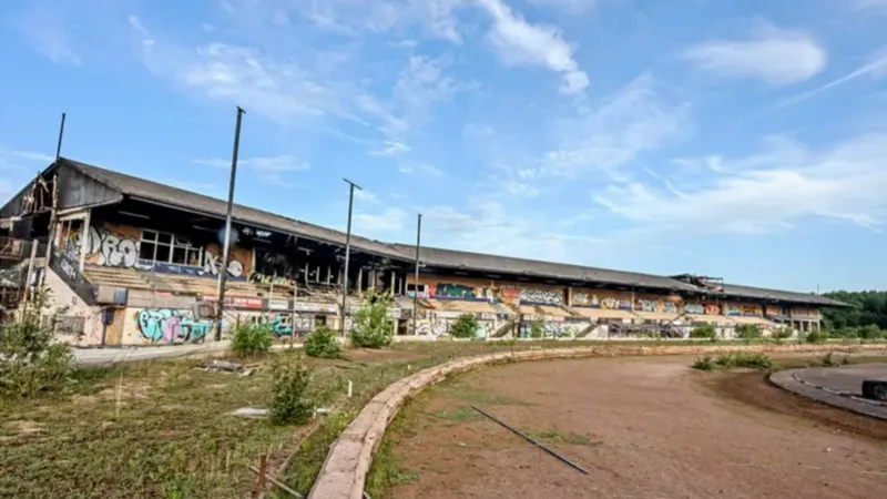 Se exploran opciones para un estadio de carreras de autos en desuso. Se exploran opciones para un estadio de carreras de autos en desuso.