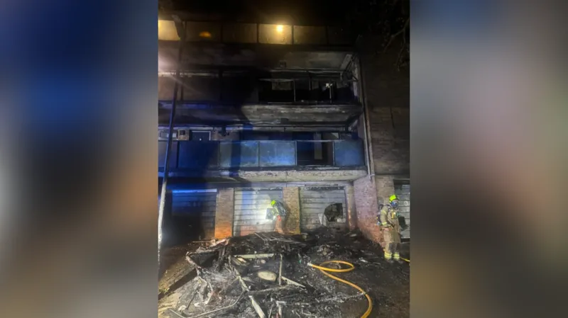 Seis personas fueron rescatadas tras un incendio en un edificio de apartamentos en Woolwich.