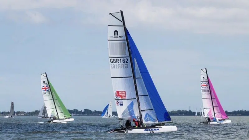 Aspirantes a atletas olímpicos se dirigen al campeonato de vela.