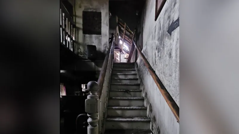 Un histórico pub quedó devastado en un presunto ataque incendiario.
