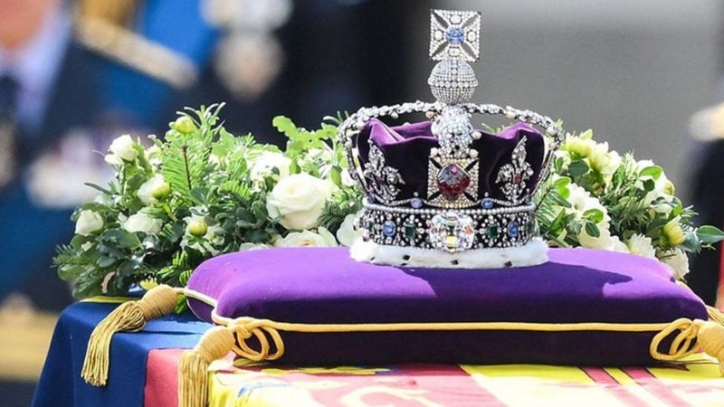 የንግሥቲቱ የሬሳ ሳጥን ላይ ዘውድ ተቀምጦ