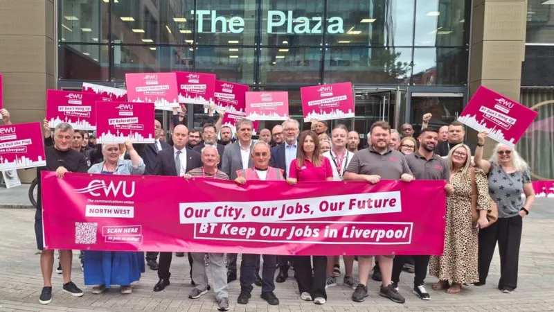 BT recibe la petición de suspender sus planes de cierre de oficinas en Liverpool. BT recibe la petición de suspender sus planes de cierre de oficinas en Liverpool.