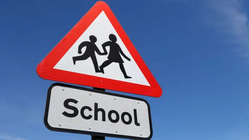 Multas para combatir el estacionamiento ilegal en las inmediaciones de las escuelas.