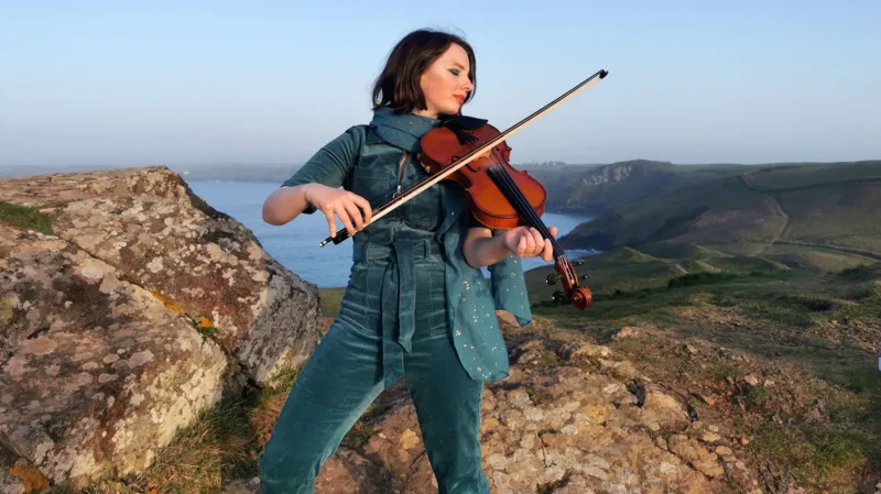 La artista afirma que el idioma córnico es su «elemento diferenciador como músico».