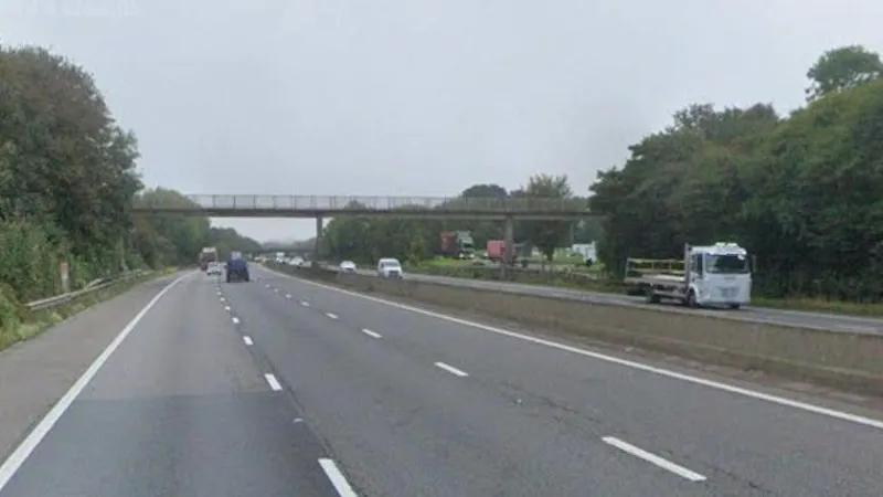 Un hombre muere tras ser atropellado por un camión en la M4.