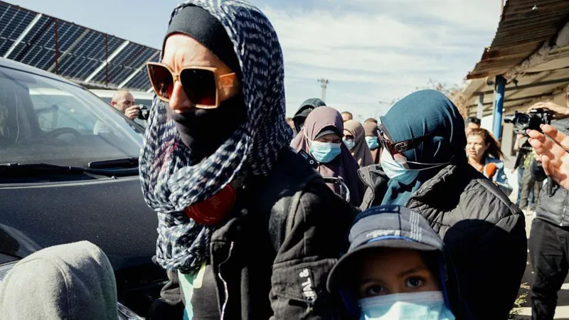 Australia prohíbe a un ciudadano que intenta regresar de un campamento del EI en Siria Australia prohíbe a un ciudadano que intenta regresar de un campamento del EI en Siria