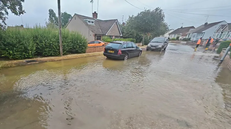 La rotura de una tubería principal de agua inunda viviendas y corta carreteras.