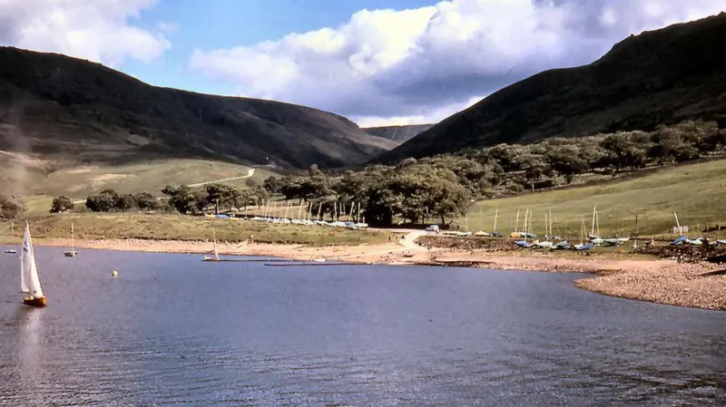 Un adolescente muere en el embalse de Dovestone.