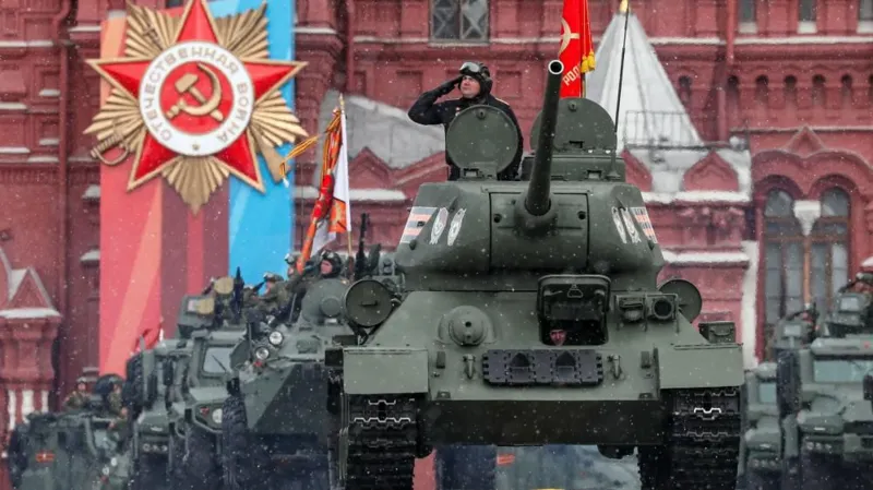 Putin hails army 'heroes' and warns off West in WW2 parade