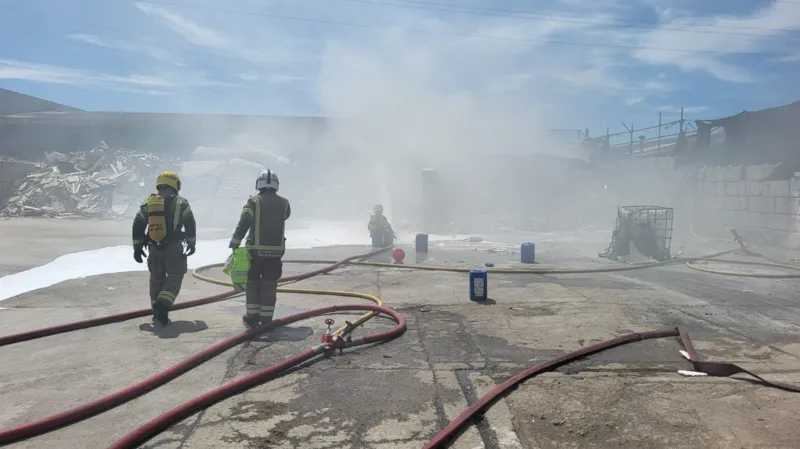 Los bomberos combaten un incendio en un centro de reciclaje.