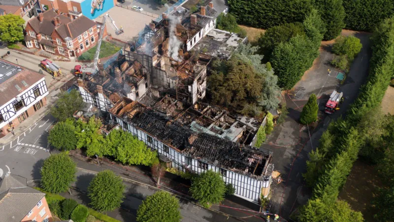 Un incendio devastó el hotel y ordenó a los propietarios que lo demolieran.